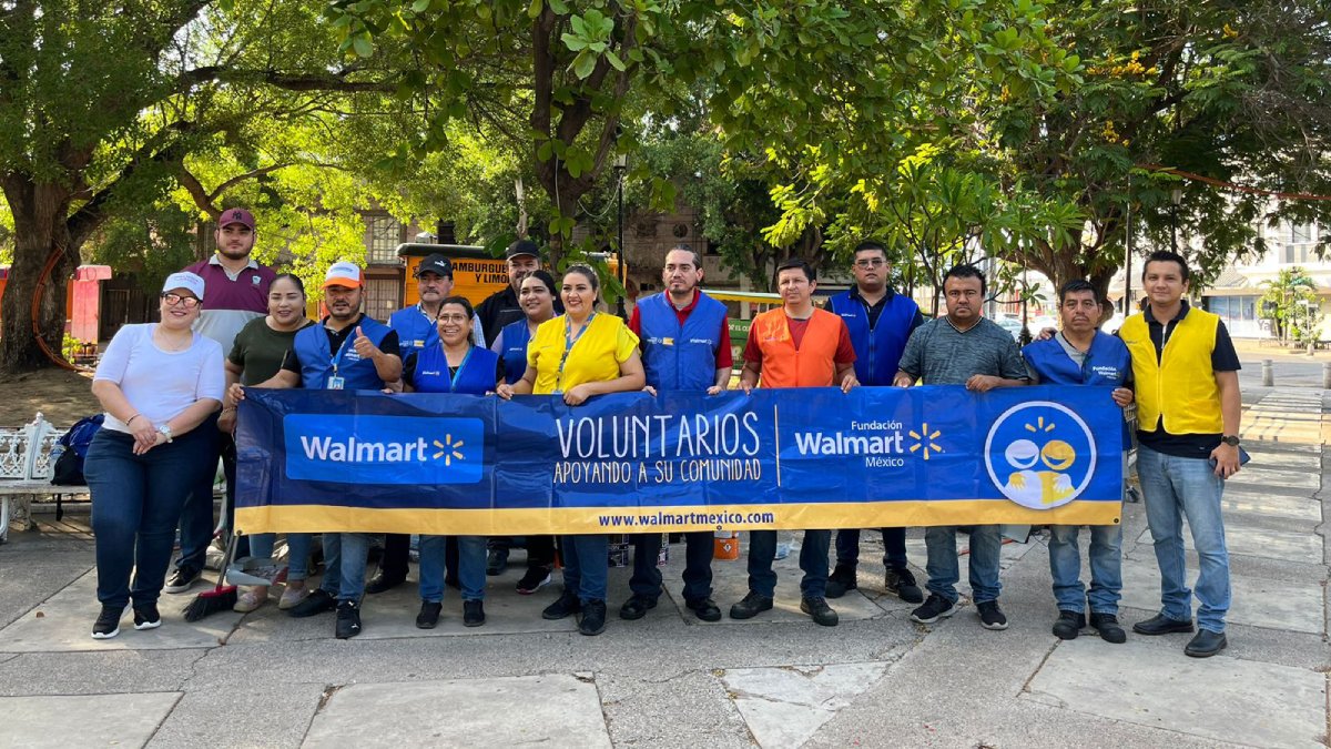 Trabajadores de Walmart ponen ejemplo y le dan una manita de gato a plazuela 27 de Septiembre en Los Mochis