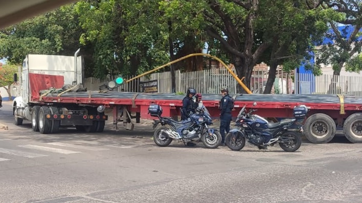 Trailero derriba semáforo en crucero de Mazatlán