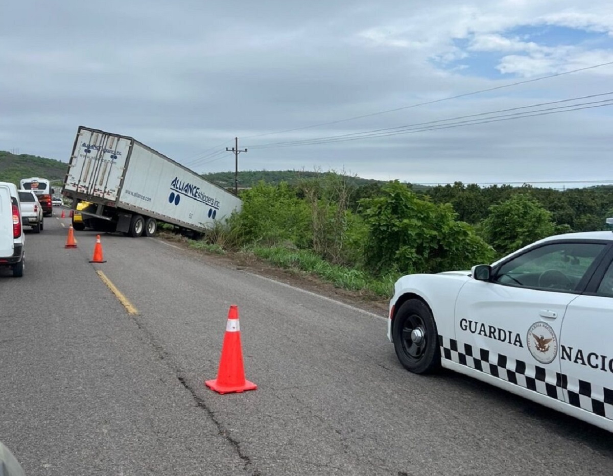 Conductor de tráiler pierde el control del volante y se sale de la carretera en Escuinapa