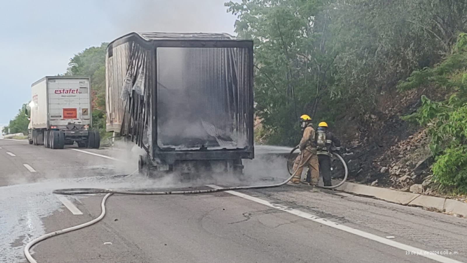 Se incendia la caja de un tráiler de paquetería en la carretera Mazatlán-Culiacán