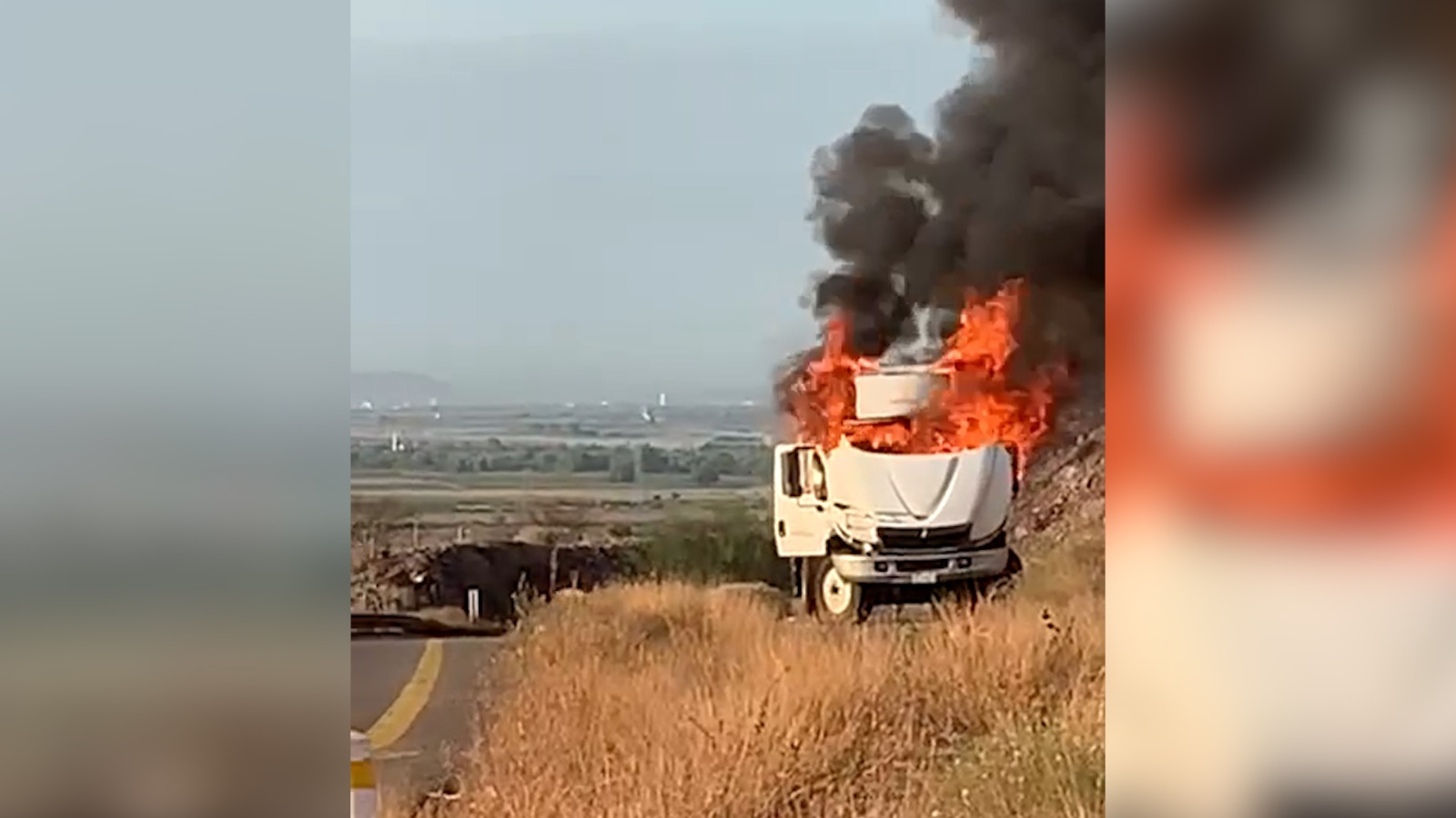 Se incendia tráiler cargado de helado en los cerros de Barobampo, hacia la caseta de San Miguel Zapotitlán, Ahome