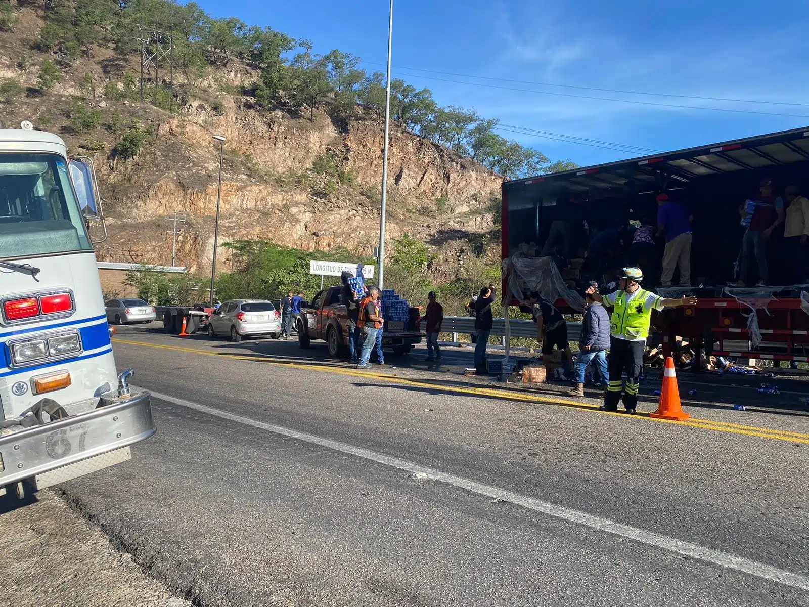 Se incendia tráiler cargado de cerveza y pobladores rapiñan la mercancía en la carretera Mazatlán-Durango
