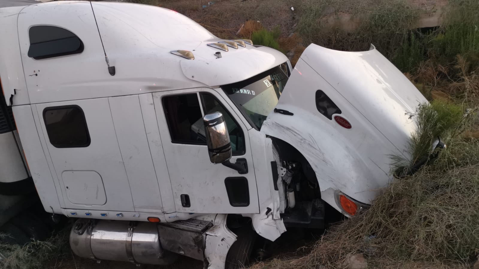 Se accidenta en Sonora tráiler que transportaba a decenas de personas; hay varios lesionados