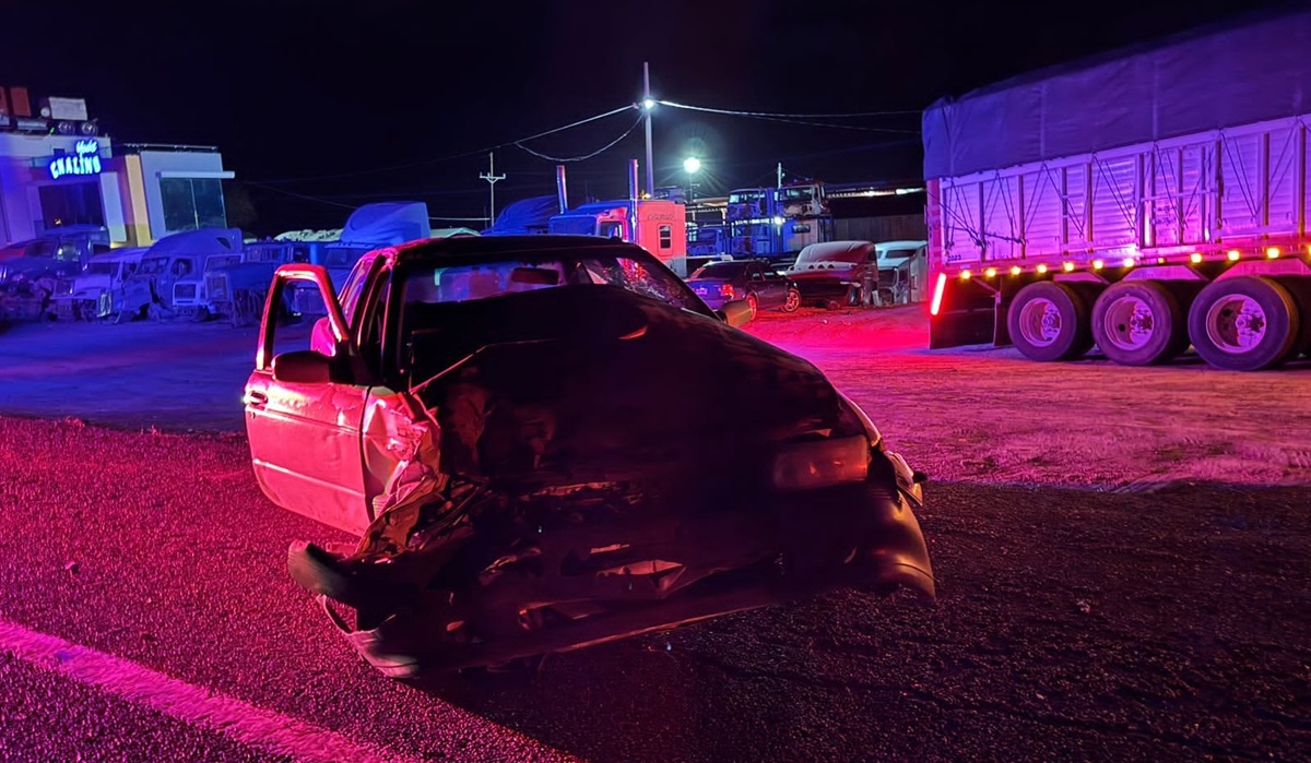 Choque entre un tráiler y un automóvil deja a una persona herida en Guamúchil