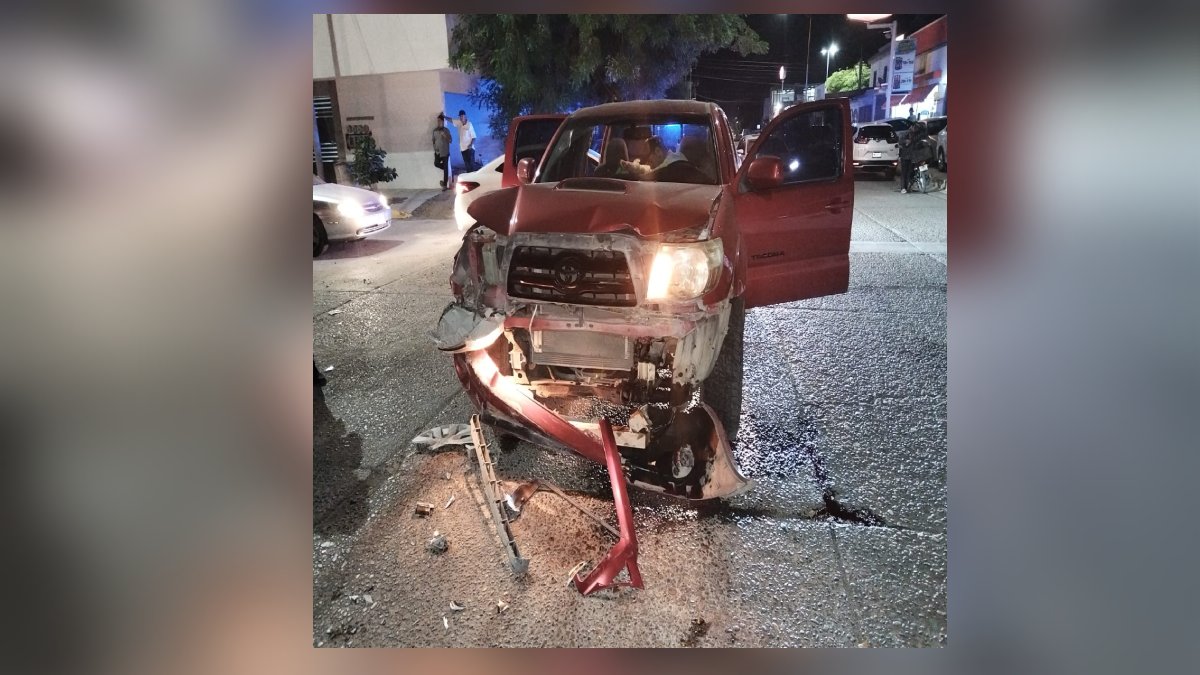 Se pasa un alto y choca dos unidades en Guasave; el accidente deja solo daños materiales