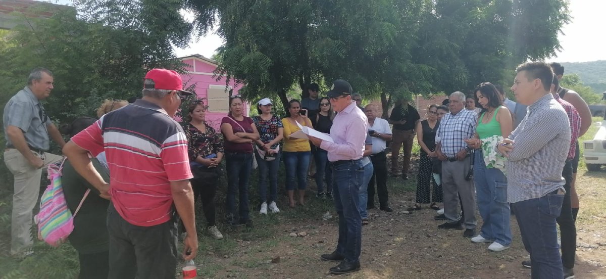Vecinos de la Ampliación Universo en Mazatlán se reúnen con el alcalde; le solicitan servicios públicos