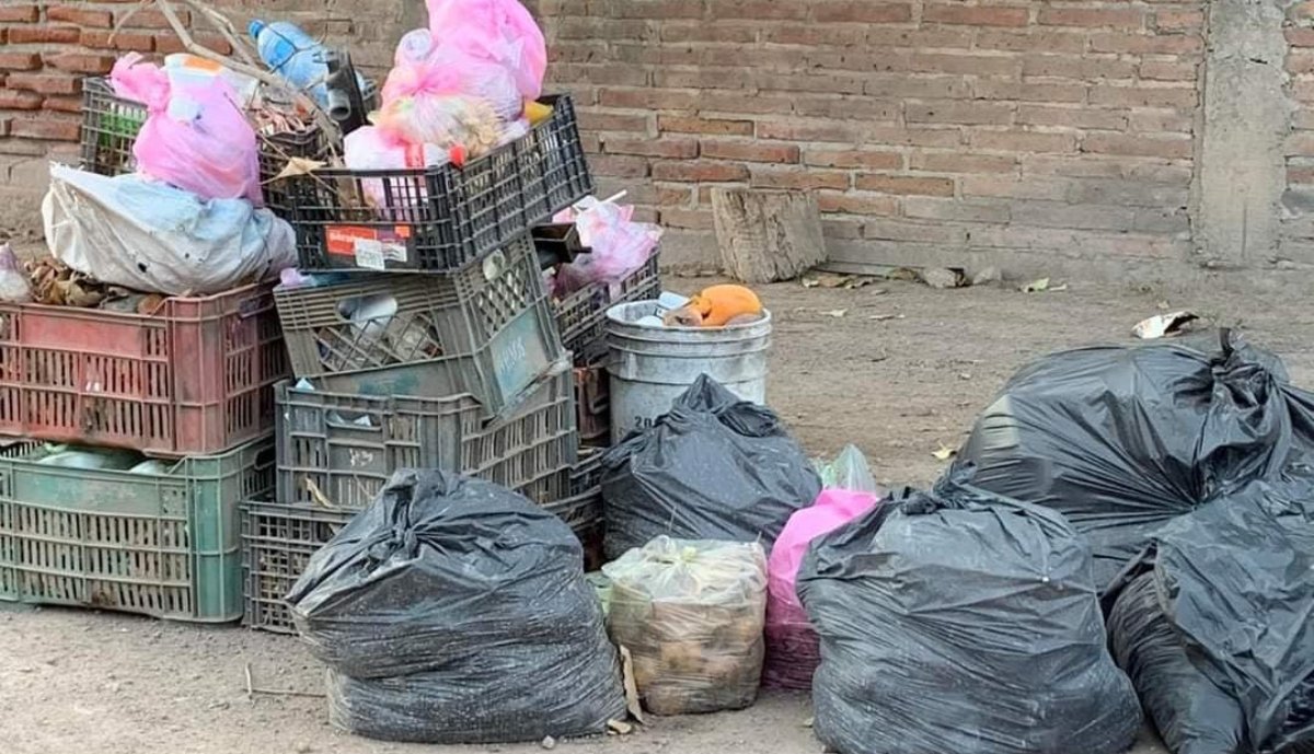 ¡Entre la basura! Pobladores de La Palma, Navolato denuncian que hace días no pasa el carro recolector