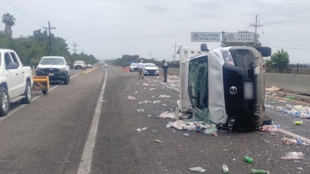 ¡Hay rapiña! Vuelca camión cargado de bebidas en Costa Rica, Culiacán
