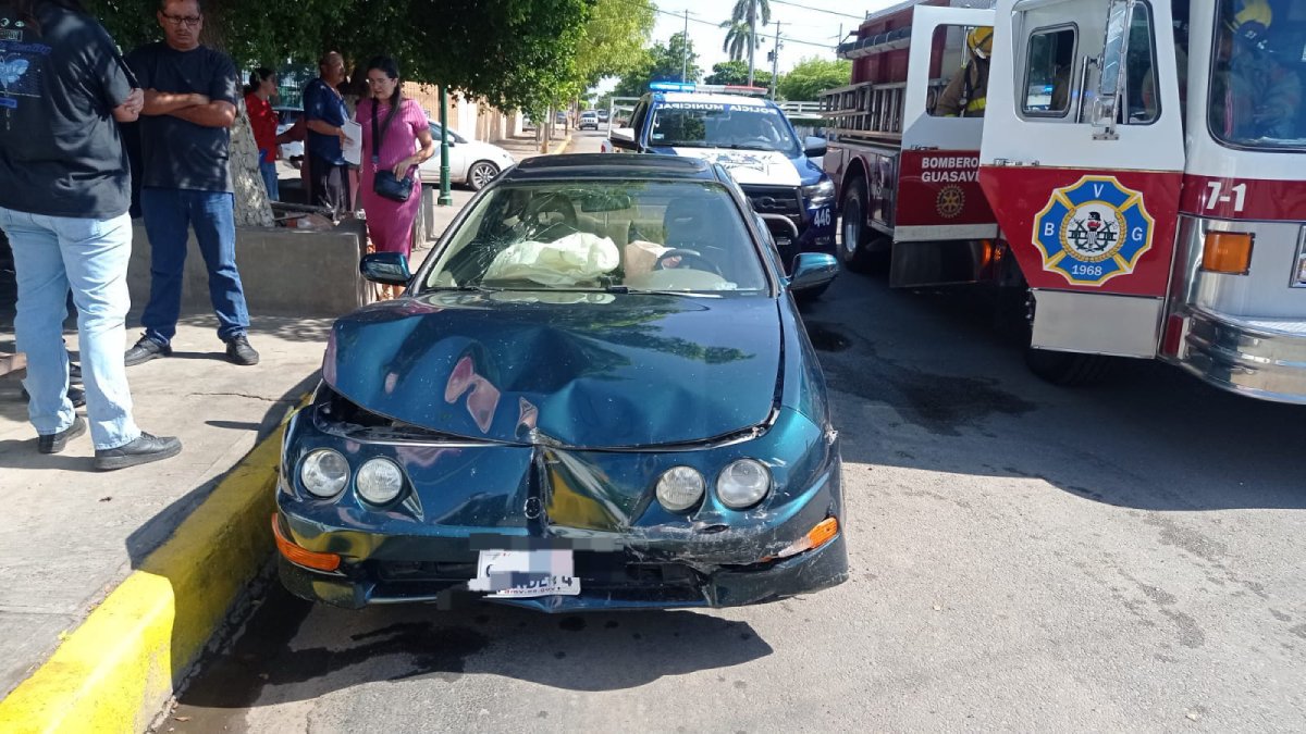 Por no hacer alto automovilista provoca choque en Guasave y deja daños materiales