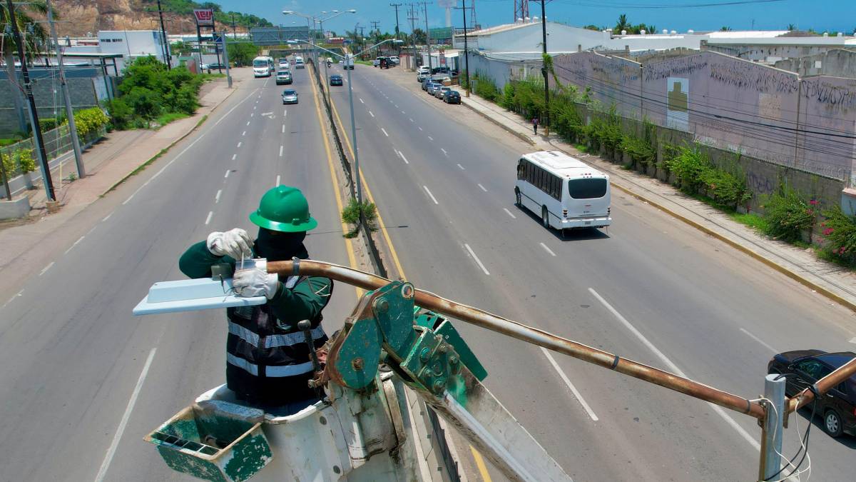 Más de 20 vialidades primarias de Mazatlán ya tienen nuevo alumbrado público