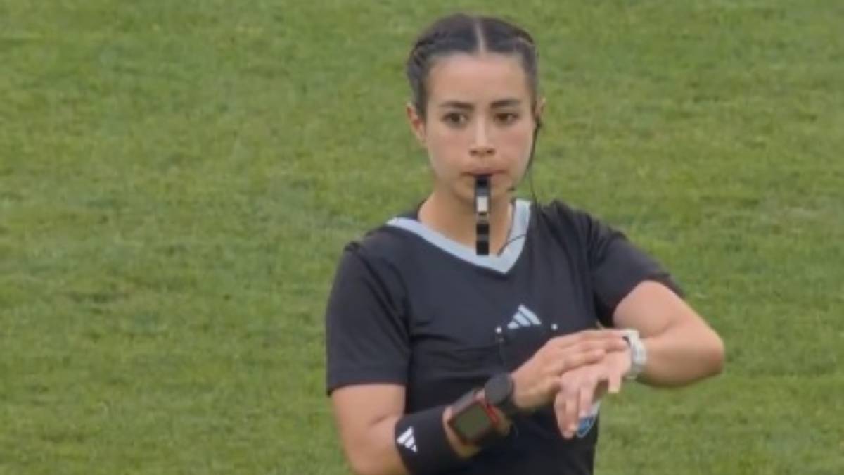 VIDEO: Árbitra mexicana Katia Itzel García hace historia en el futbol de París 2024