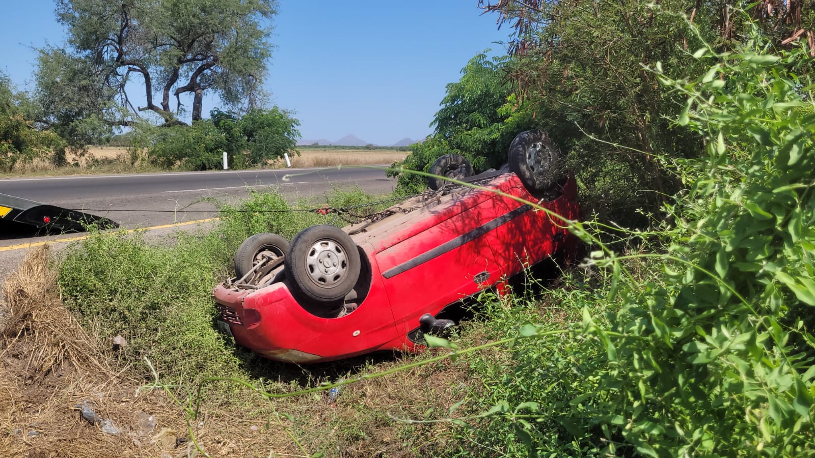 Volcadura en la México 15 en Ahome, deja una pareja lesionada