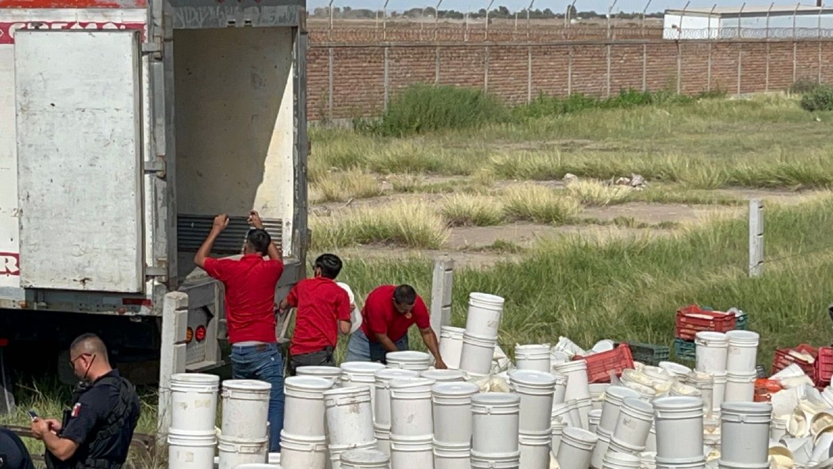 ¡Evitaron la rapiña! Trasladan quesos de camión volcado a otra unidad, en Guasave