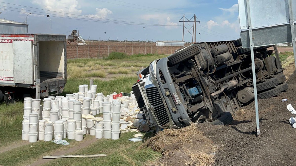 Vuelca tráiler cargado de queso por la México 15, en Guasave