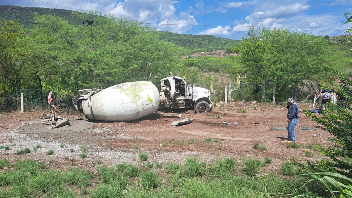 ¡Hay un herido! Vuelca camión revolvedor de concreto al sur de Culiacán
