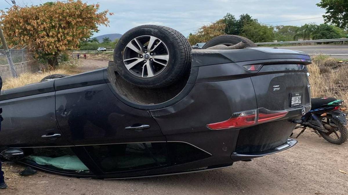 Vuelca camioneta en El Limón de los Ramos de Culiacán, no hay lesionados