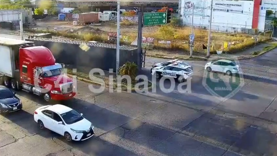 ¡Circule con precaución! Vuelca tráiler cerca de la Central Camionera de Culiacán