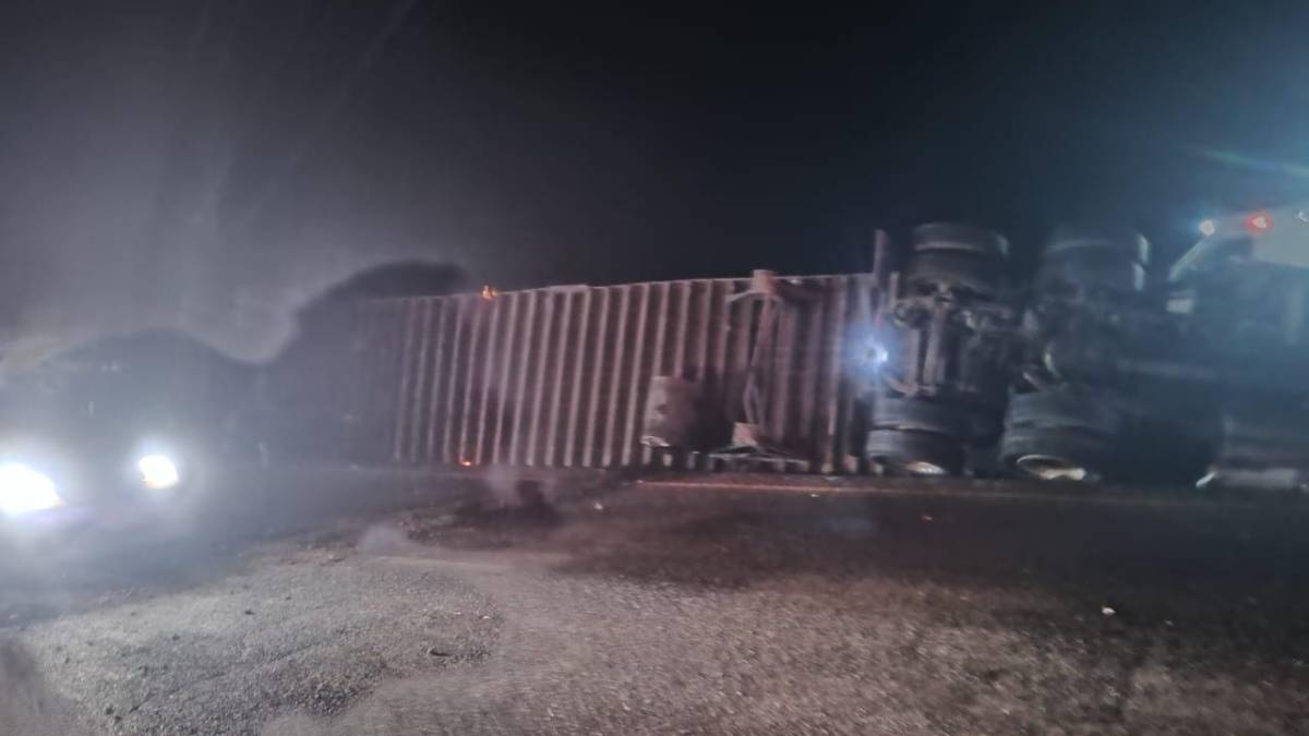 Vuelca tráiler en los cerros de Barobampo, Ahome