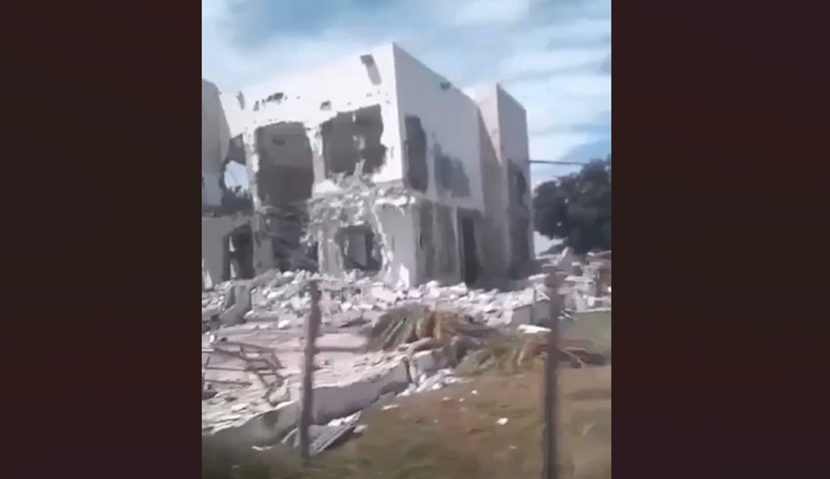 ¡A punto de derrumbarse! Vuelven a destrozar capilla de familia de Dámaso López, en Eldorado