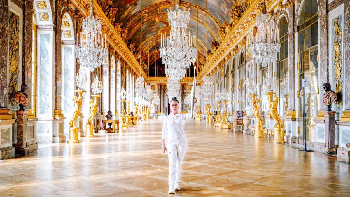 ¡Orgullo mexicano! Salma Hayek porta la antorcha olímpica en el Palacio de Versalles