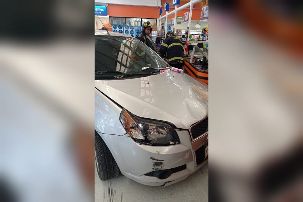 Video | Abuelita se equivoca de pedal y se mete con todo y auto a un supermercado, hay 11 lesionados