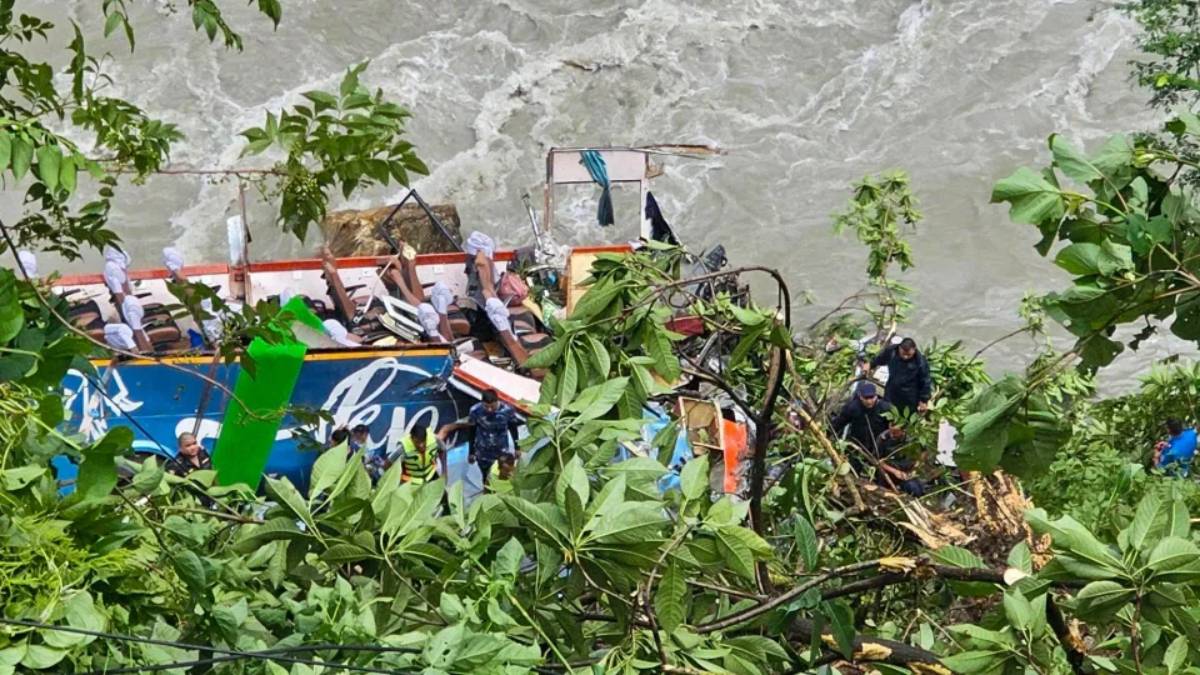 Tragedia en Nepal deja al menos 27 muertos tras accidente de autobús