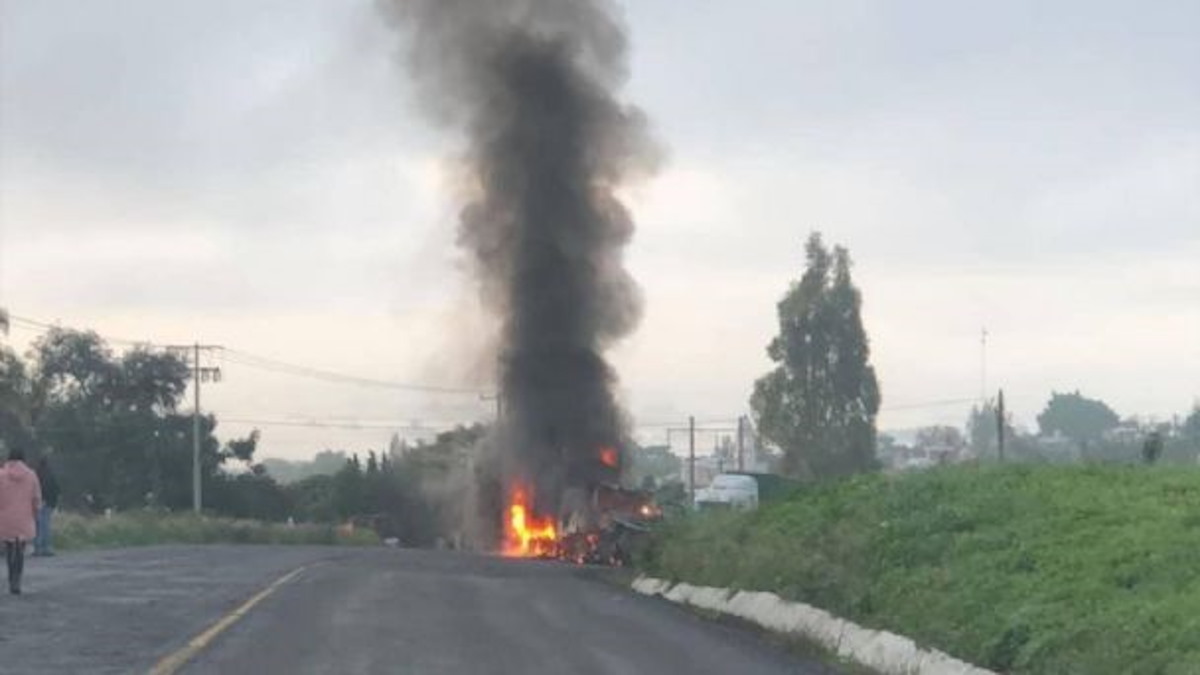 Michoacán | Delincuentes arrojan explosivos con narcodrones y bloquean carreteras