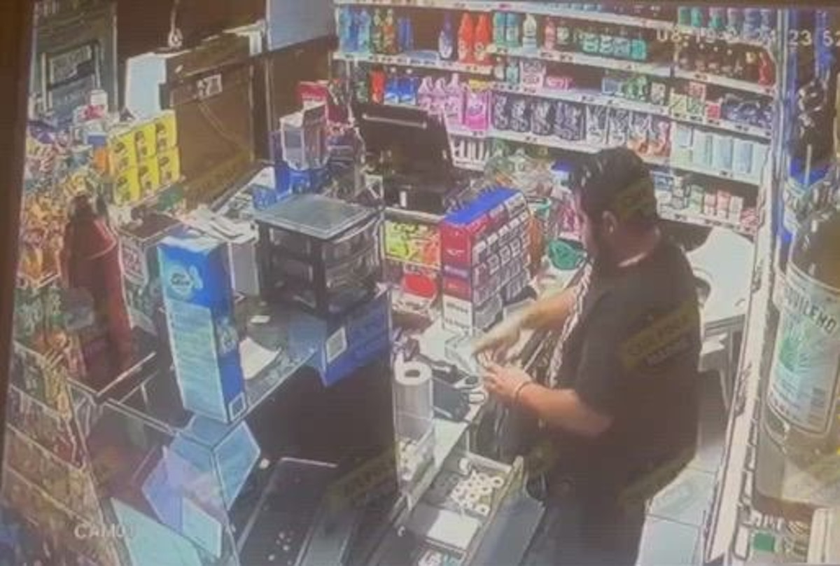 Video | Así fueron recibidos dos asaltantes en una tienda; el encargado estaba muy preparado