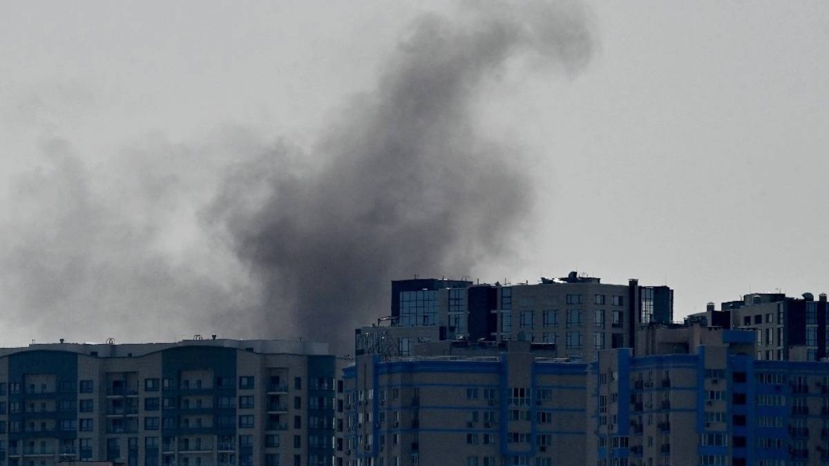 Rusia bombardea instalaciones energéticas en Ucrania, dejando regiones a oscuras