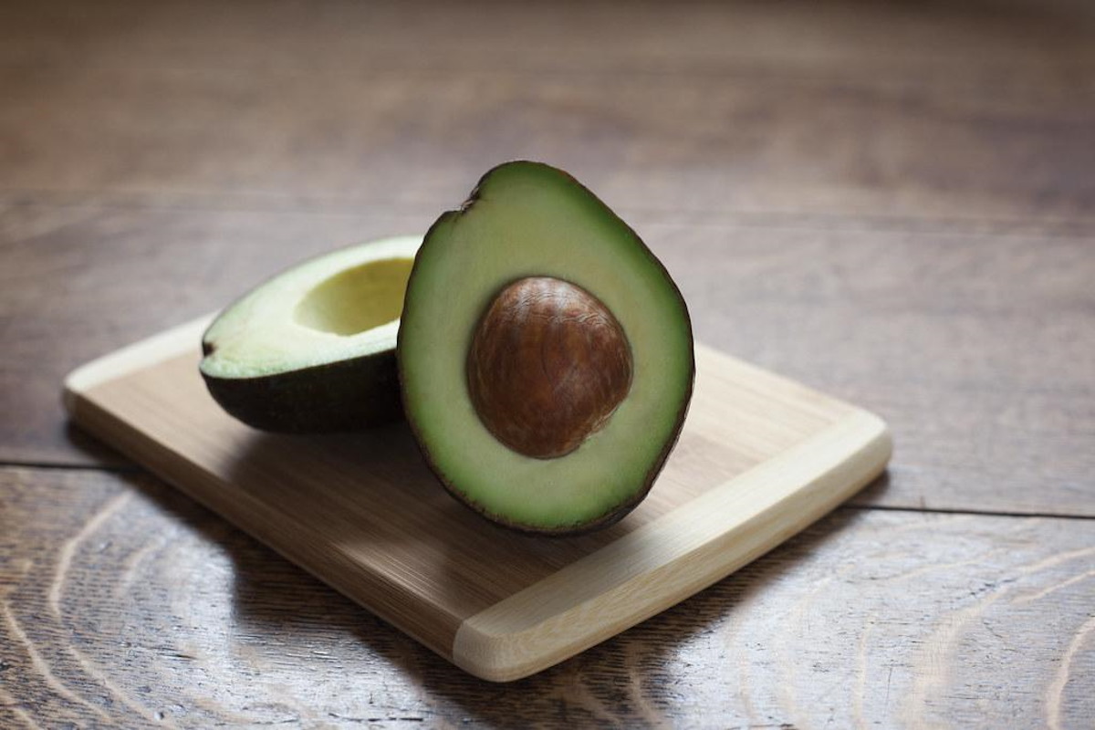 ¡No lo tires! Conoce los beneficios del hueso de aguacate en tu salud