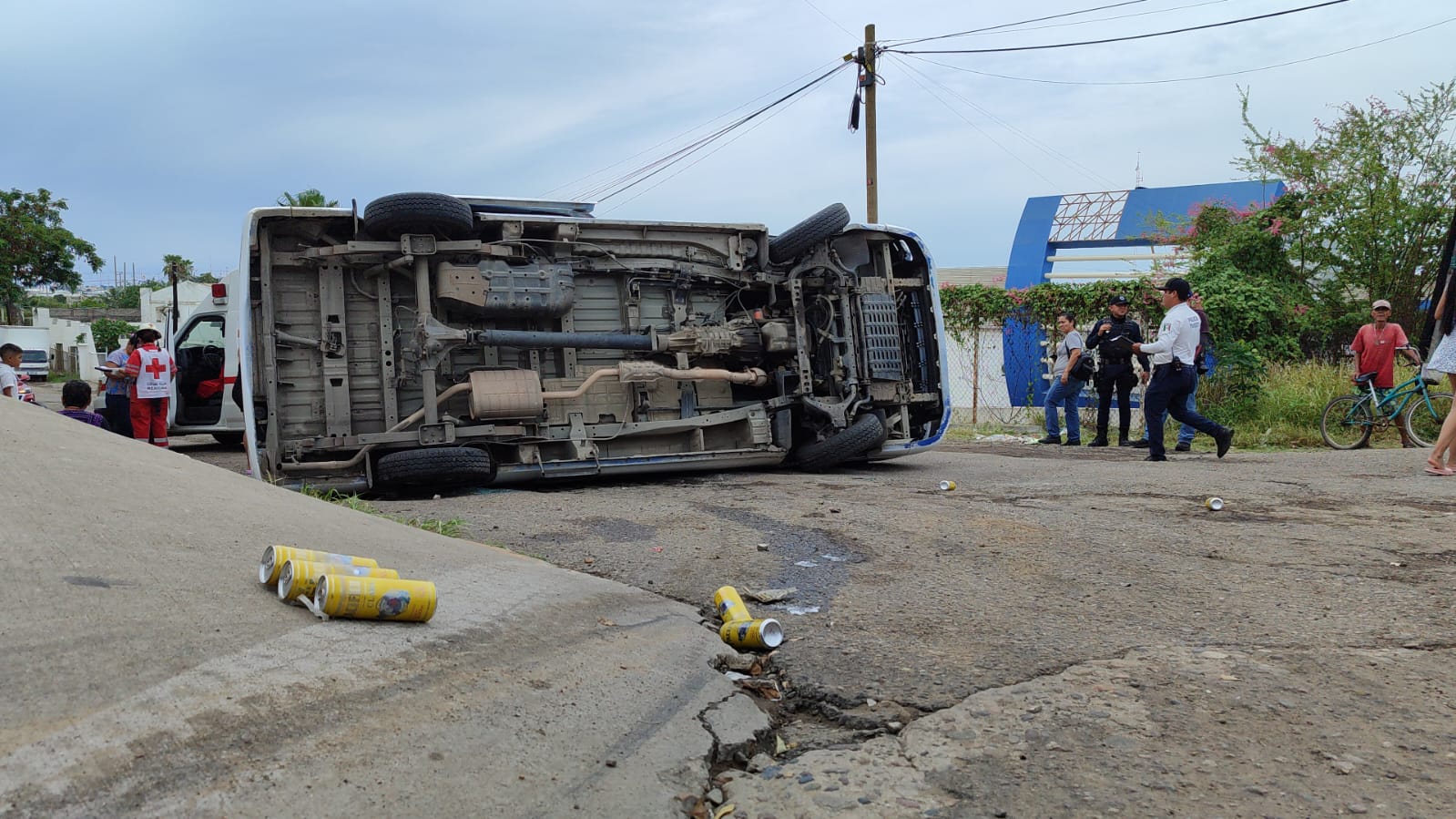 Iban a la playa en Mazatlán y se llevaron un susto, duranguenses vuelcan en su camioneta en Urías