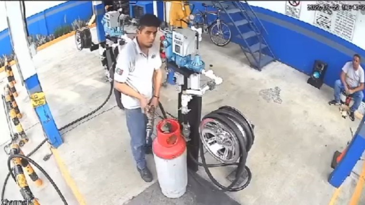 Video | ‘Cámara, dame el dinero o te voy a meter un balazo’: Ladrón a cliente en una gasera