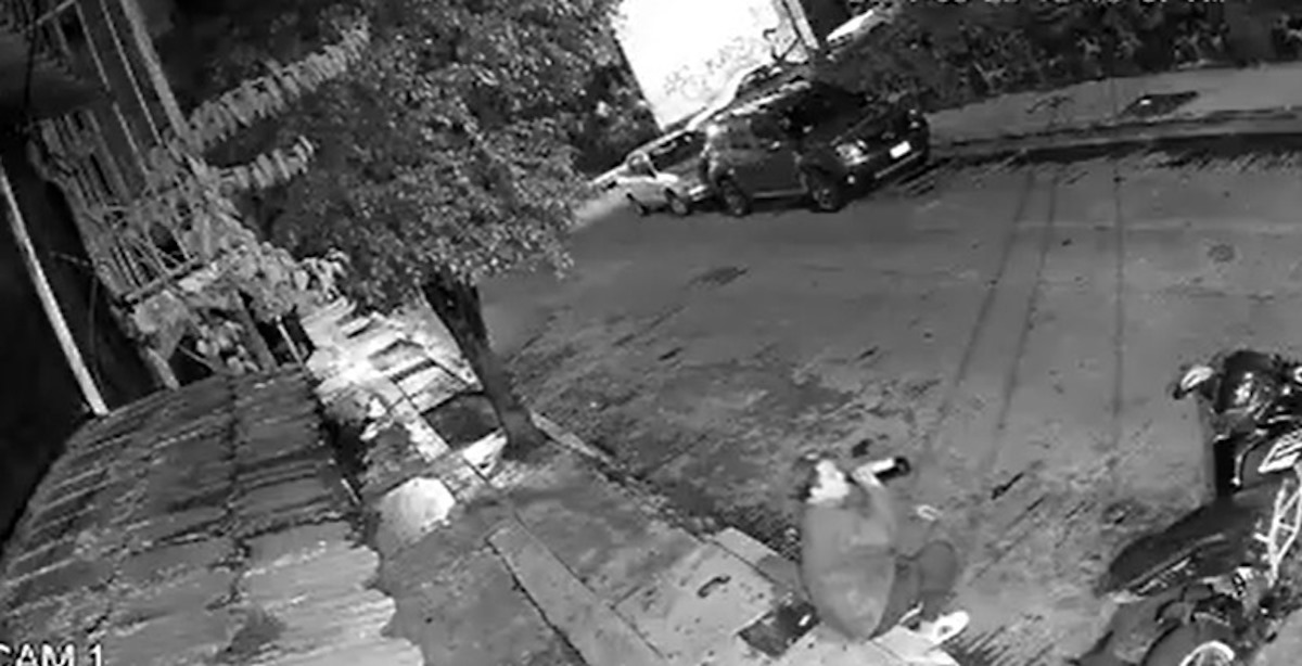 VIDEO | ¡No lo dejaron echarse una ‘chela’! Asaltantes le caen a joven que tomaba en la calle
