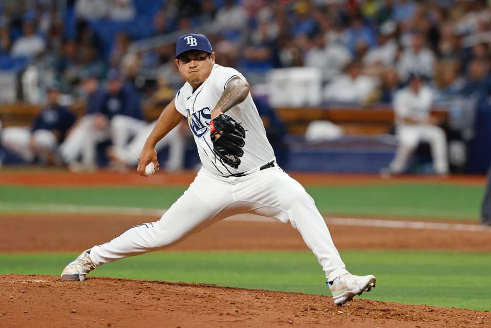 El mexicano Manuel Rodríguez suma su primer salvamento de la temporada en MLB