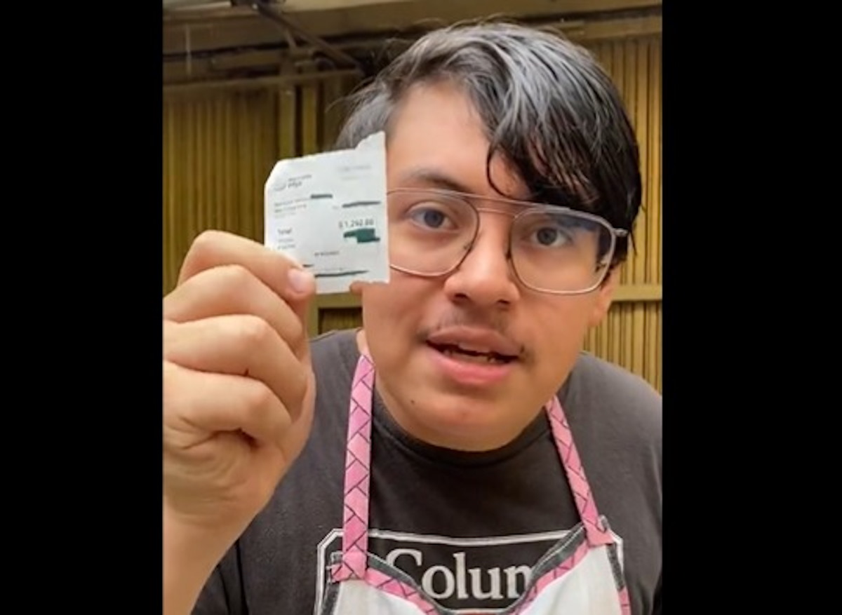 Video | Mesero se hace viral por rechazar propina de 36 pesos y desata polémica en redes
