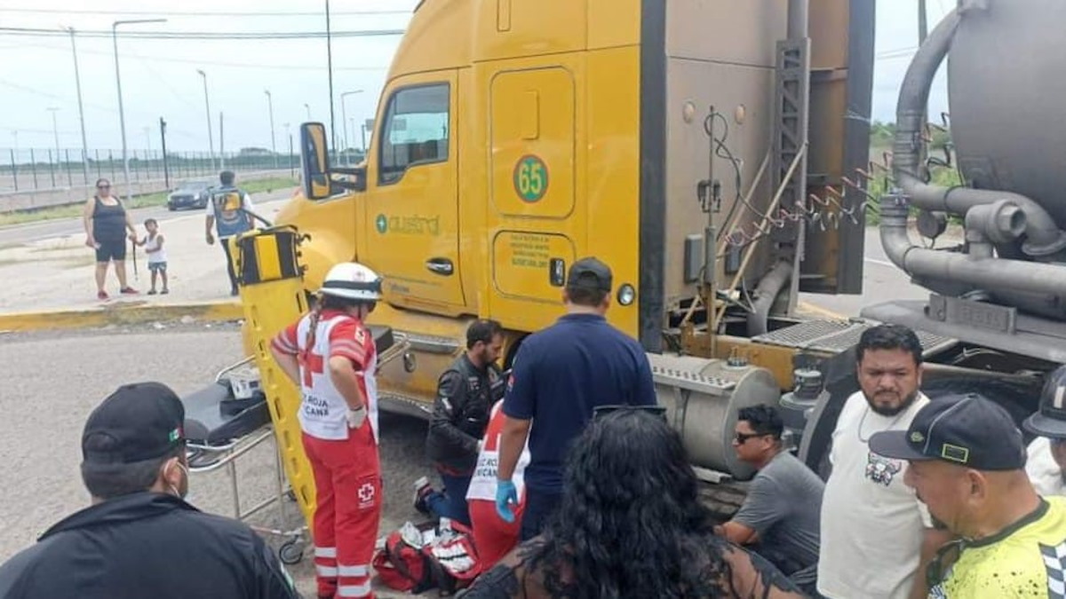 Motociclista se impacta contra tráiler y queda prensado; lo trasladan grave a hospital en Mazatlán
