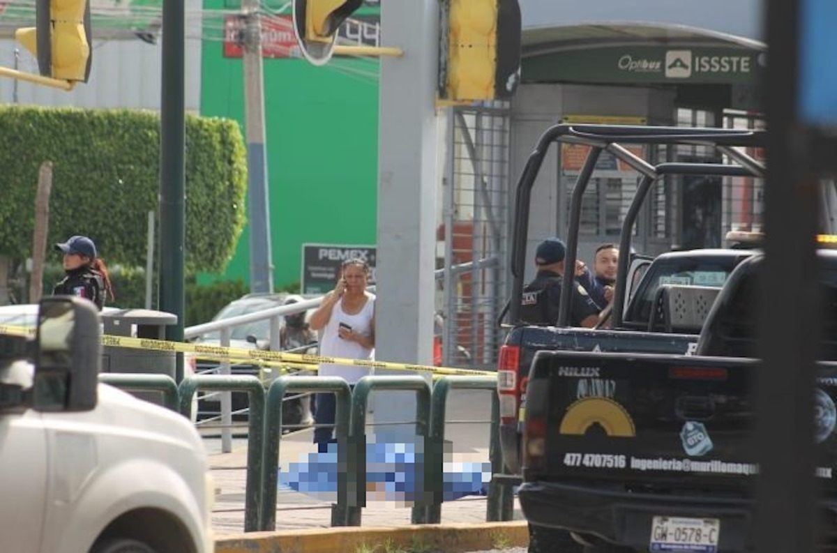 Joven de 29 años muere en paradero de transporte público en León, Guanajuato