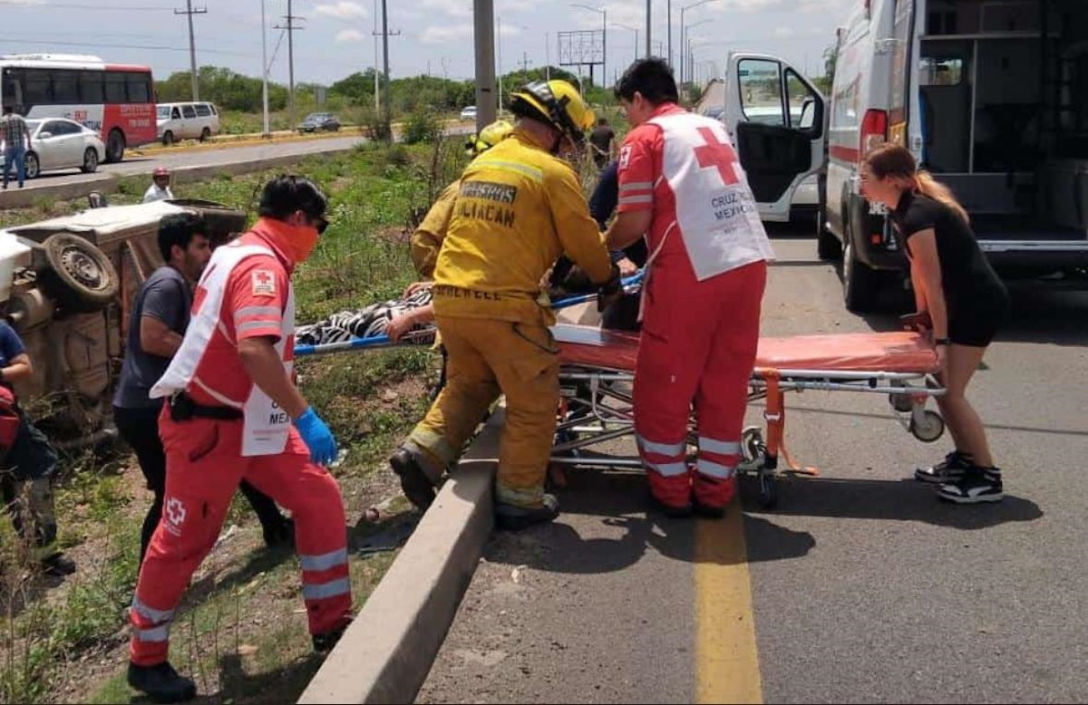 Mujer queda atrapada tras volcadura de automóvil en Culiacán