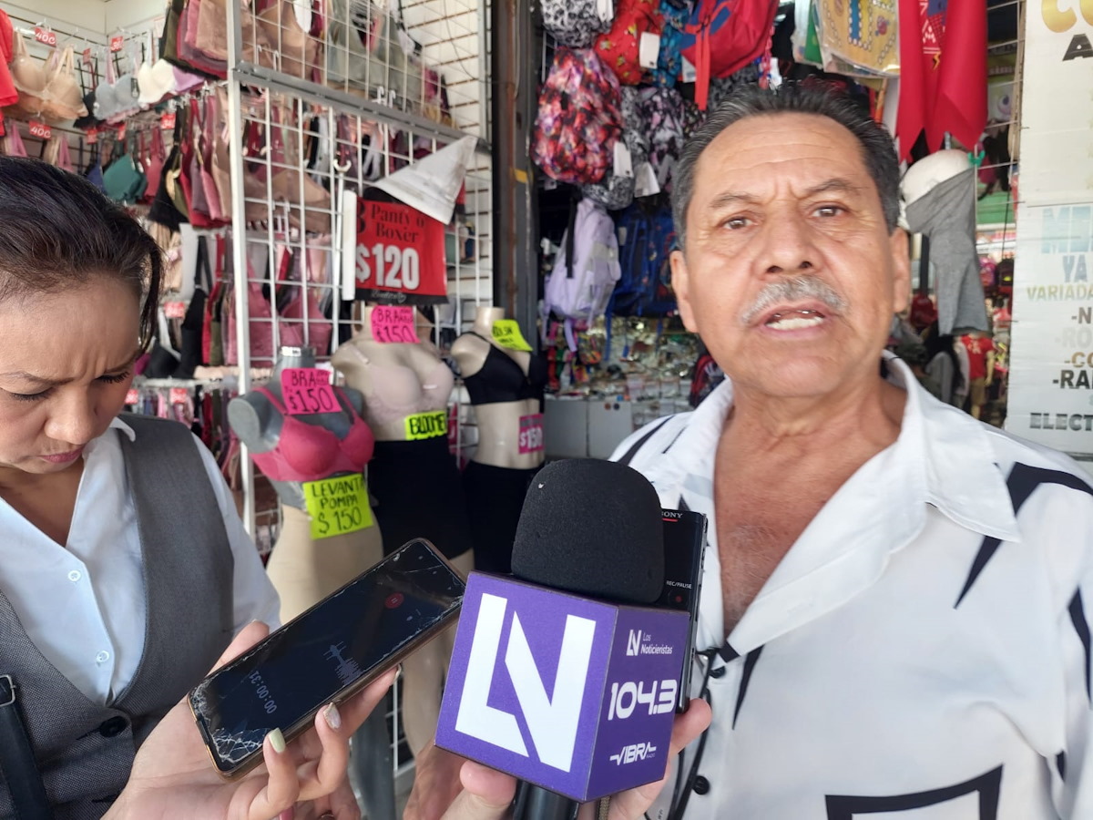 Se manifiestan locatarios de Los Mochis contra tiendas chinas por invadir locales en el mercado 030