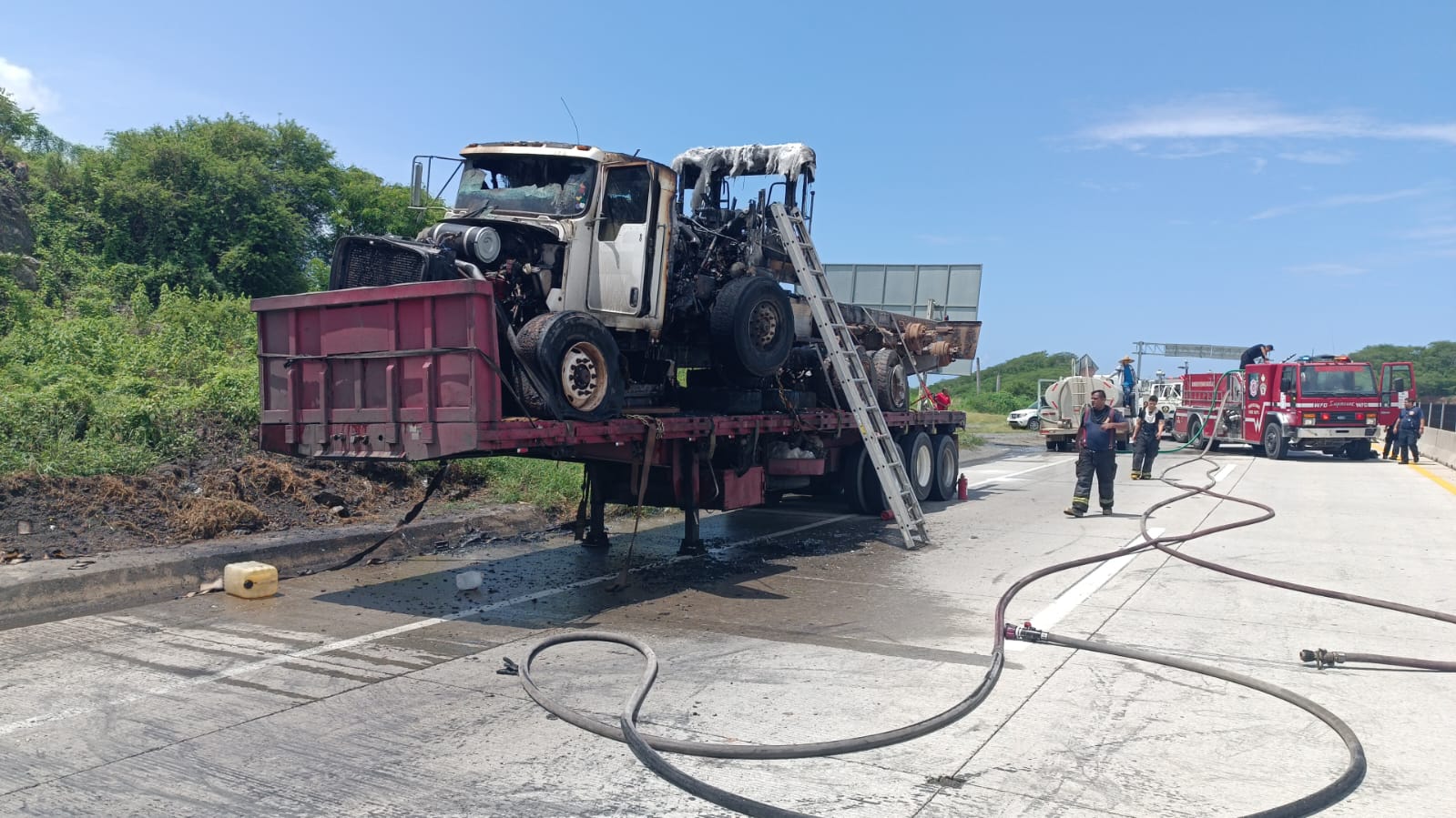 Se registra incendio de tractocamión en la autopista Mazatlán-Tepic