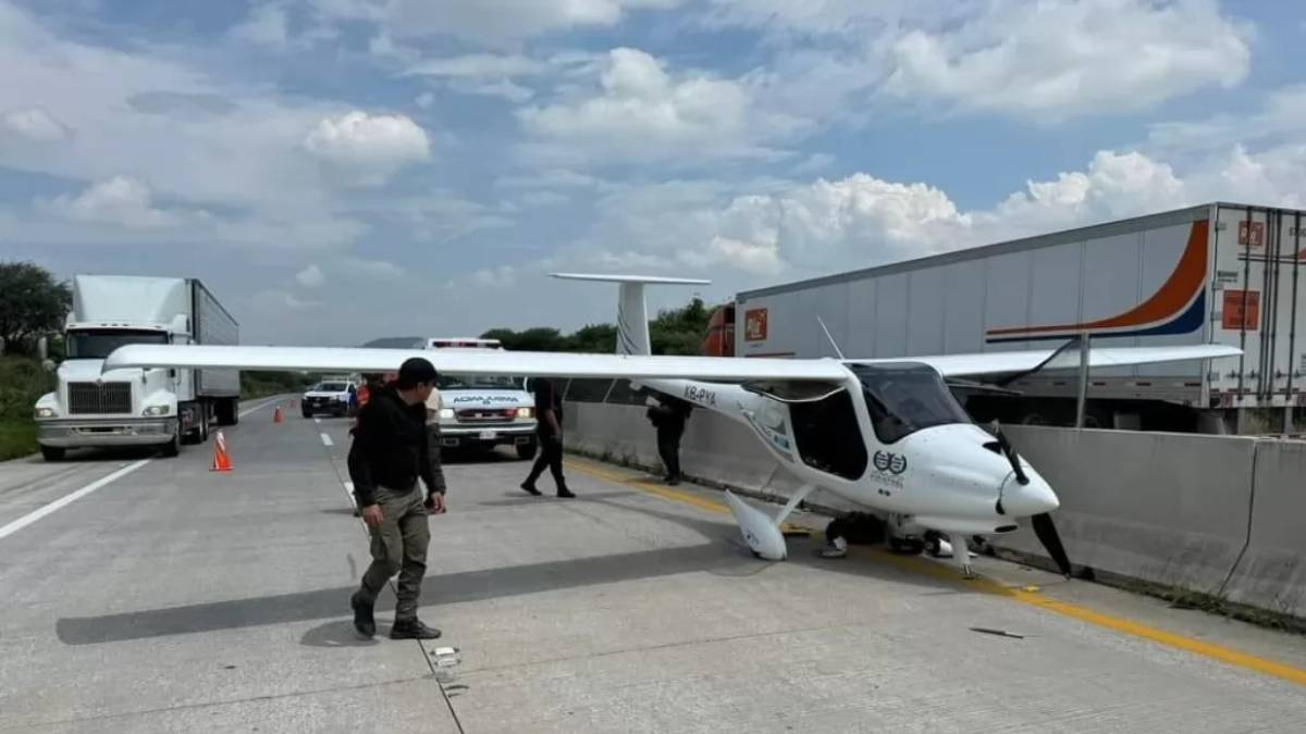 Tripulante de avioneta pide ‘aventón’ a trailero en aterrizaje de emergencia