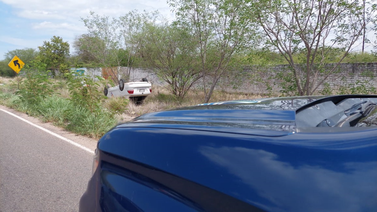Unidad con logos de la UPVE, sufre volcadura sobre la carretera Guamúchil-Angostura