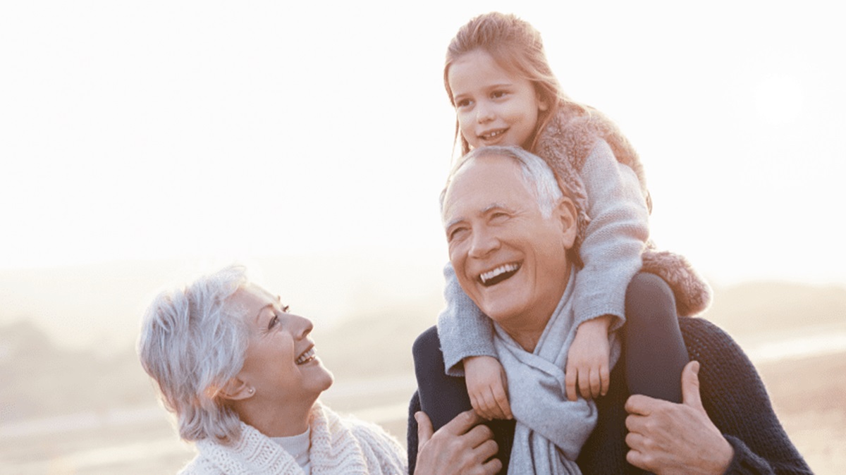 Abuela y abuelo con su nieta