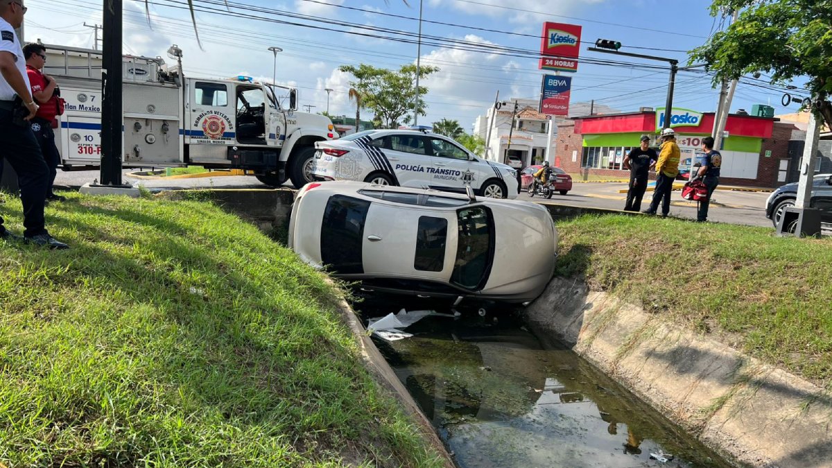 Conductor cae a canal luego de perder el control de su unidad en Mazatlán