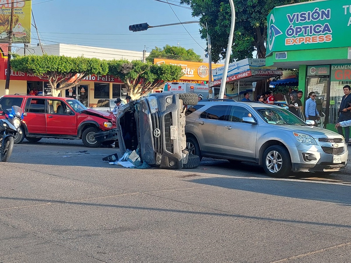 Accidente tipo volcadura en sector centro de Los Mochis deja tres personas lesionadas