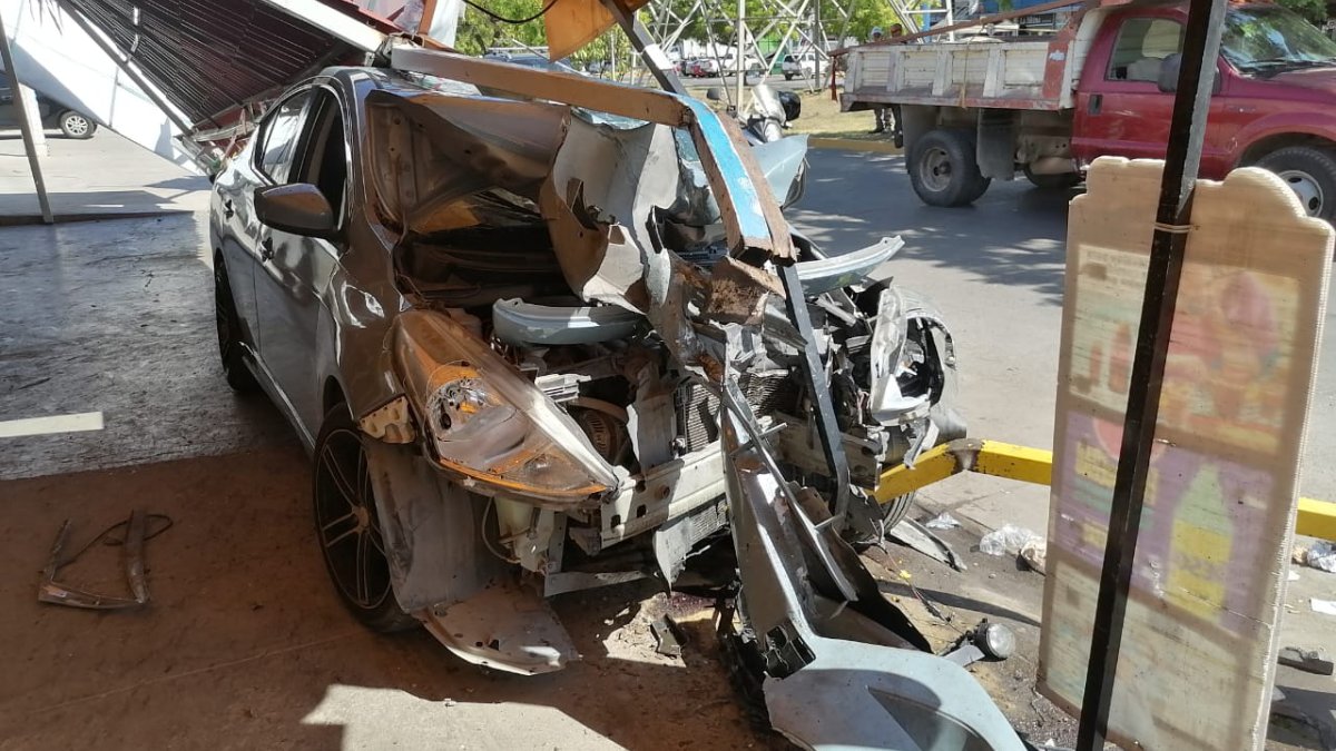 Aparatoso accidente en la avenida del Delfín en Mazatlán; ocupantes resultan ilesos