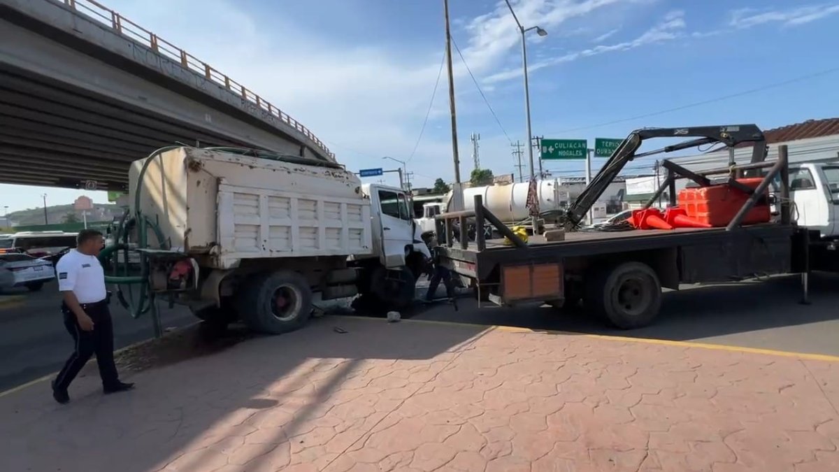Camión se queda sin frenos y derriba señaléticas y un semáforo en Mazatlán