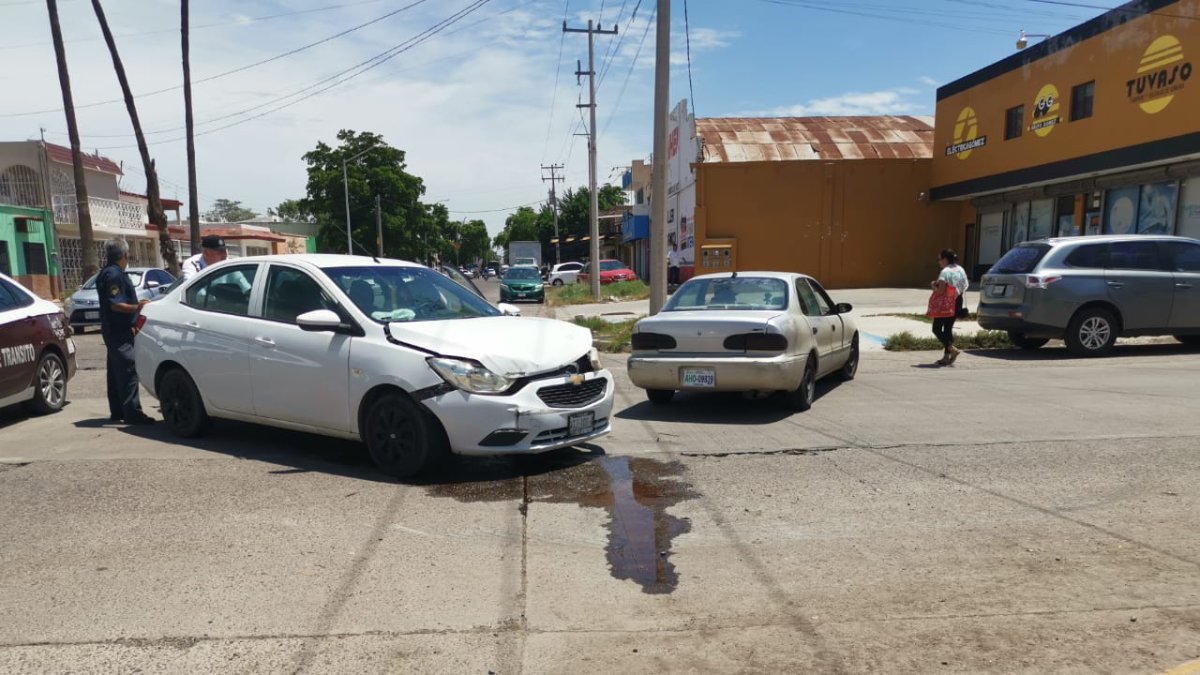 Choque en el sector centro de Los Mochis deja dos personas lesionadas y daños materiales