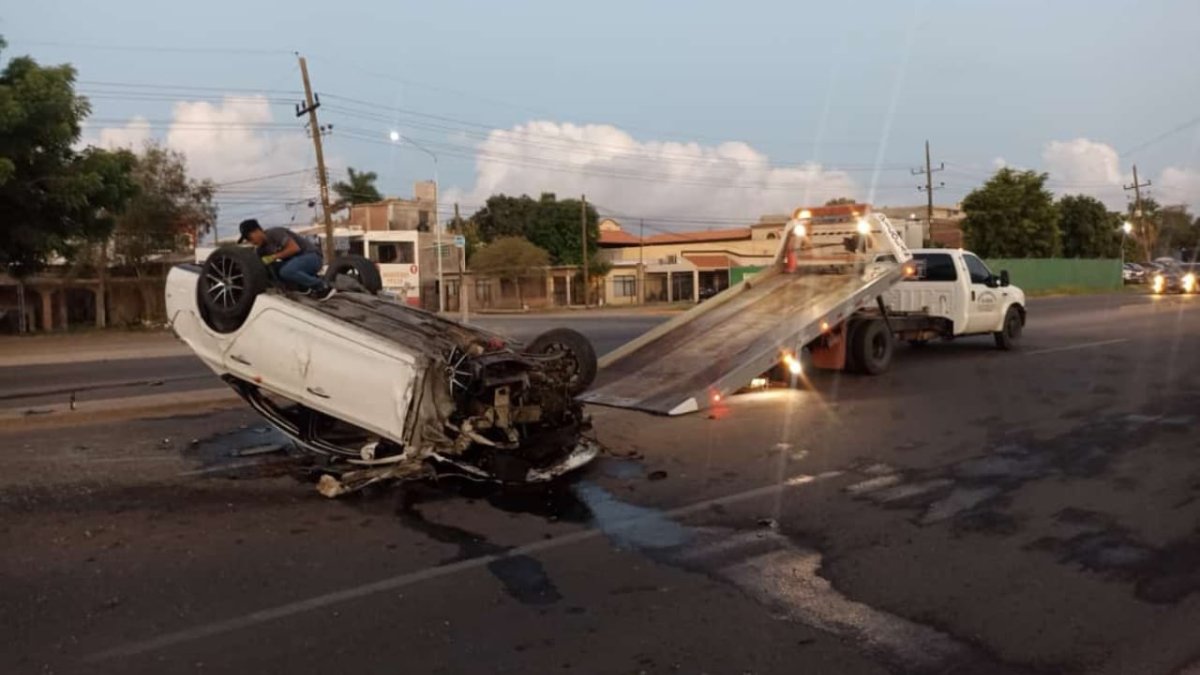 Conductor sufre lesiones luego de impactarse contra un poste de luz y quedar volcado en Los Mochis