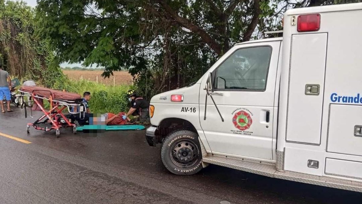 Pareja de adultos mayores derrapa luego de tronarle una llanta a su motocicleta